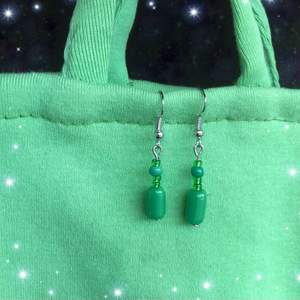 Ett par örhängen med gröna seed beads och glaspärlor💚 säljer för 40kr + 12kr i frakt🥰