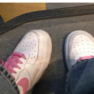 Rosa Nike sneakers - Nike air force 1 sneakers med rosa Nike märken, skicket är bra och dom är inte Creaseade, första och sista bilden är min egen och andra bilden är skorna fast en annan nyans av rosa bara