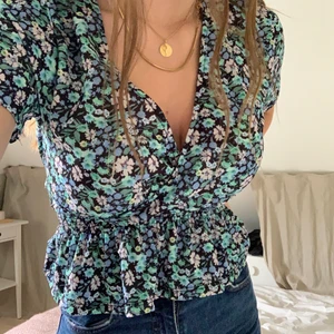 Somrig top - Blommig sommartop köpt förra året men som jag tyv inte använder 💕 Storlek M men liten i storleken så passar bra på mig som brukar ha S. Frakt tillkommer! ✨