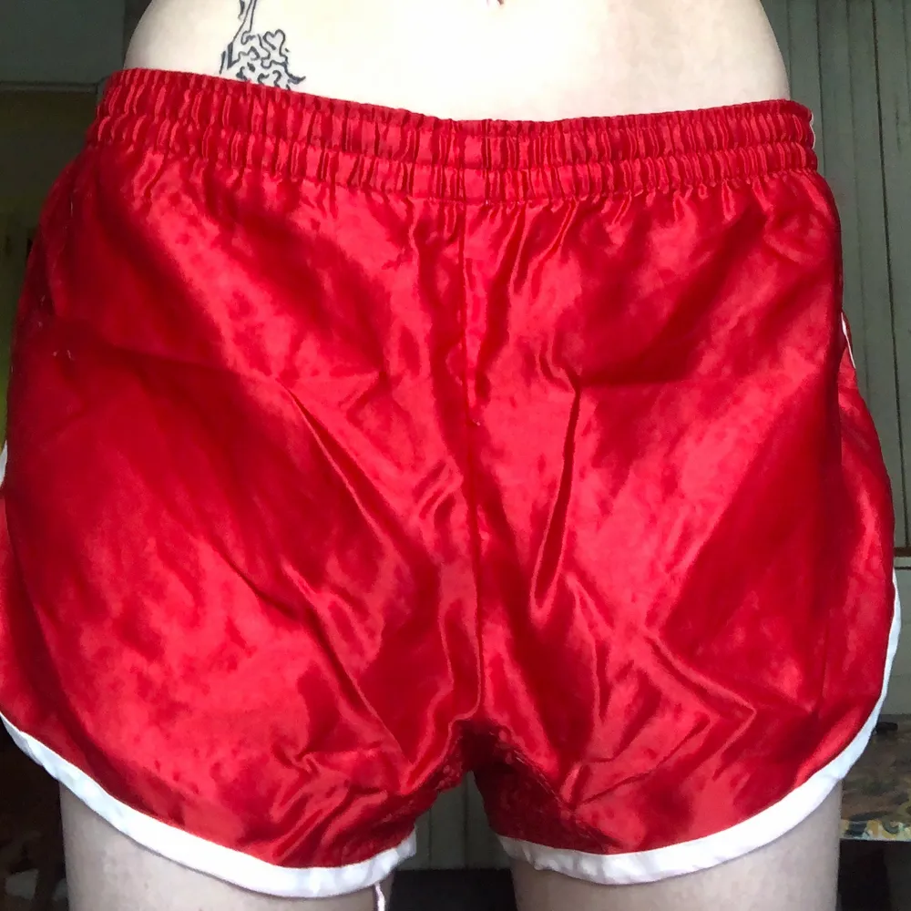 Söta booty shorts <33 kan stryka den innan försäljning! passar s/xs/m. 50kr+frakt, kan också mötas upp ❤️. Shorts.