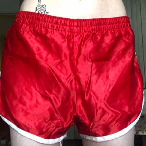booty shorts - Söta booty shorts <33 kan stryka den innan försäljning! passar s/xs/m. 50kr+frakt, kan också mötas upp ❤️