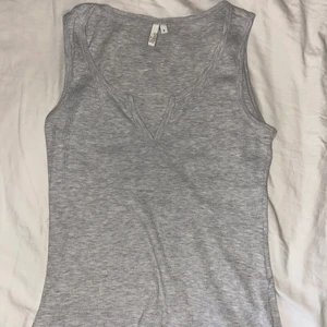 Grått linne Nelly, S - Jättefint ljusgrått ribbat linne, knappt använt då det är för litet för mig (är vanligtvis medium) så det är i nyskick:)