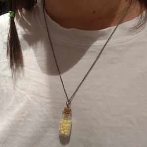 Halsband med glasflaska - Gulligt litet halsband, handgjort av mig:) det är bara att skriva för fler bilder eller information om halsbandet!