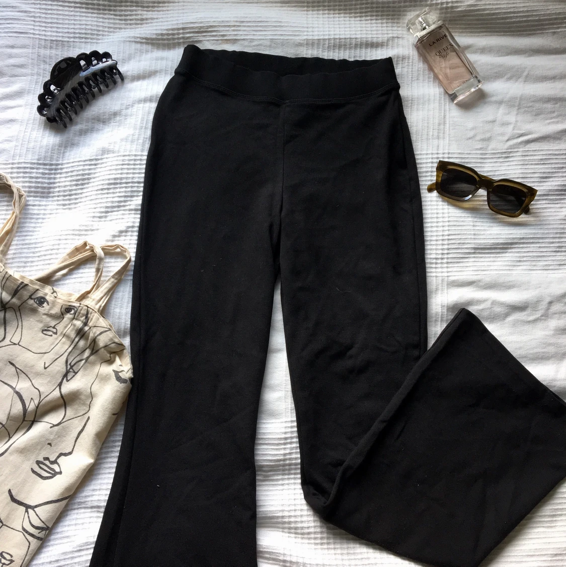 Svarta yogapants utsvängda byxor
