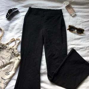 Svarta yogapants utsvängda byxor - Svarta yogapants från Gina tricot använda endast ett par gånger. Storleken är m och de passade mig när jag var ca 160 lång. SUPERSKÖNT material, tjockt och mjukt ej genomskinligt!