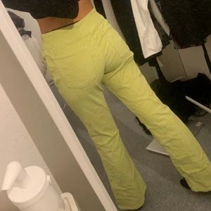 Vintage byxor - Gul/gröna lågmidjade manchester byxor. Köpta på secondhand, står ingen storlek, men skulle säga att de är storlek 38. Jag är 168cm (sista bilden ser man färgen tydligast)