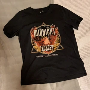 Band tee - Superfin tröja från Gina Tricot. Säljer då den är lite för liten och inte längre min stil.