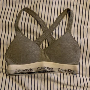 Calvin Klein topp - Säljer denna då den aldrig kommer till användning! Väldigt fin.