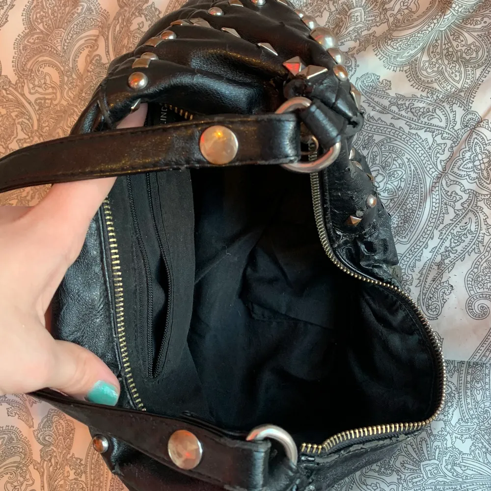 En fina svart väska men inte min stil så säljer den🥰 kan mötas upp i stklm o ksk oxå frakta . Väskor.