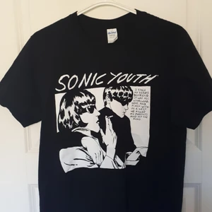 T- shirt sonic youth - 👽Sonic youth merch T-shirt som knappt är använd. Strlk M, men en ganska liten M. Den är i väldigt bra skick.👽