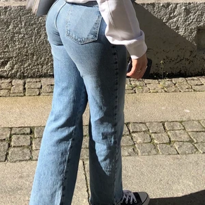 Våriga jeans från Zara - Säljer ett par av mina favorit jeans från Zara! Passar helt perfekt nu till våren, buda eller köp direkt för 200☺️ Dom är i fint skick och passar bra i längden för er som är korta✨💞😇 Köparen står för frakt vid köp, hör av er för fler bilder 
