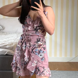 Klänning - Superfin klänning som jag tyvärr inte får någon användning av. Väldigt skönt material. Omlott och går att knyta. Skriv för fler bilder