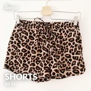 Snygga shorts från Amisu som är väldigt sparsamt använda! Storlek 34. Frakt på 24kr tillkommer!