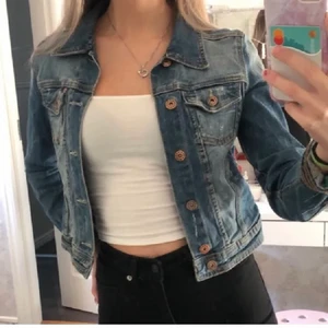 Jeansjacka🥰 - Jättefin jeansjacka från H&M i storlek Xs🥰 perfekt nu inför våren🎀 Har knappt blivit använd då jag har en annan liknande💓 