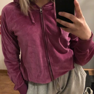 champion vintage zip up hoodie - passar bra och tycker verkligen om den här hoodien säljer den pga pengar behov. Köpte den för 250 begagnat. Köparen står för frakt