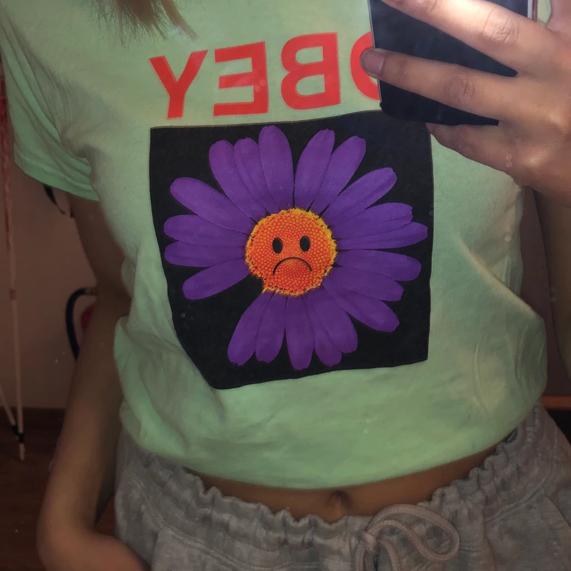 obey färgglad t-shirt