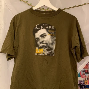 Grön t-shirt  - Denna coola mörkgröna t-shirt söker nytt hem då jag inte använder den längre. PRISET ÄR INKL FRAKT som ligger på 45kr. Hör av dig om du har några frågor :) 