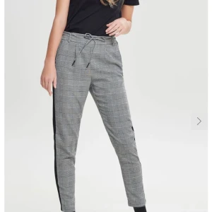 Rutiga kostymbyxor - Superfina nästintill oanvända kostymbyxor från ONLY! Mjukt material så passar både till vardags och finare tillfällen! (De två första bilderna är lånade från onlys hemsida) ord.pris 399! 