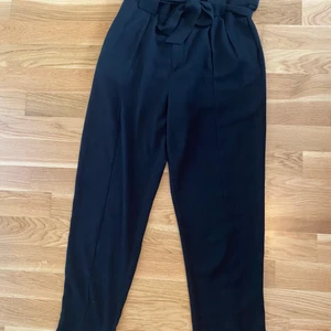 Kostymbyxor storlek 36 - Säljer mina fd. favoritkostymbyxor från Gina Tricot i storlek 36, då de tyvärr har blivit för korta och små! De har en lite lösare modell men sitter fint över rumpan, och det tillhörande bandet markerar midjan fint💕 (Nypris 399kr) Fraktalternativ kan diskuteras, och skicka ett meddelande vid funderingar eller önskemål om fler bilder!
