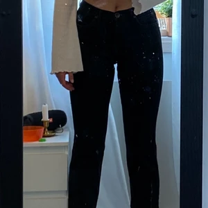 Svart/gråa jeans - Jeans i svartgrå färg, tajta ner till vaderna där de svänger ut lite. Säljer eftersom de är för kort för mig (171 cm) och skulle vilja att de var längre!