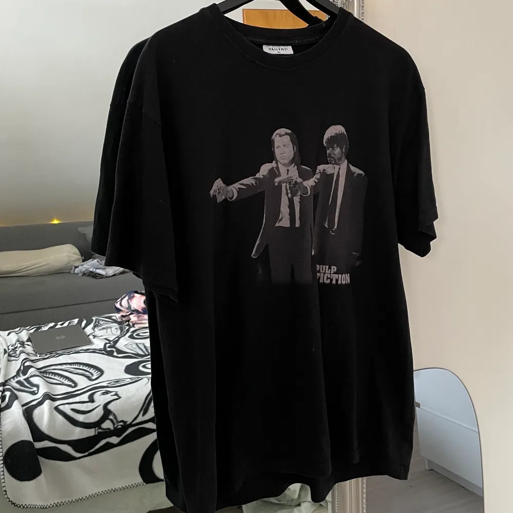 Pulp Fiction-tshirt köpt på Carlings (herrmodell)! Jag är vanligtvis en M men köpte den i XL för att få den oversize. (Köparen står för frakten). T-shirts.