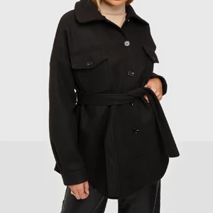 Jacka från Nelly  - En oversize jacka från Nelly. Lite för oversize för min smak. Köpt på Plick. Mycket fin🤍 bud i kommentarerna ifall fler är intresserade 