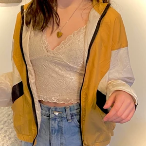 Vår / sommar jacka från HM - En tunn vår / sommar jacka från HM divided i storlek XS men är lite oversized! Aldrig använd innan utom provad enstaka gånger