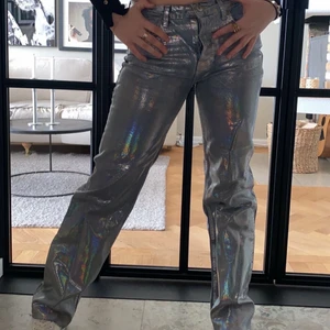 Regnbågsskimrande jeans Zara - INTRESSEKOLL!!!😍 Jag är intresserad utav att sälja mina älskade regnbågsskimrande jeans ifrån zara, passar perfekt till fest men även vardagen. Dem är i strl 34 men passar även 36. Säljer vid bra bud. Endast seriösa köpare! Startbud på 200kr!!!! Köp direkt för 700kr❤️(AVSLUTAR BUDGIVNINGEN PÅ ONSDAG ISTÄLLET)