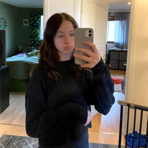 Tröja i Polyester  - En svart basic tröja i polyester, sparsamt använd!