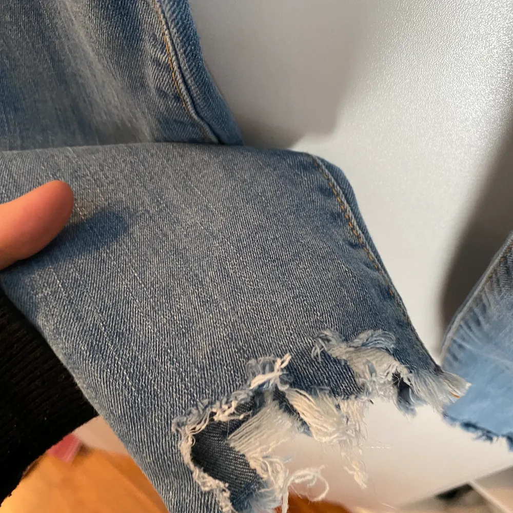 Säljer dessa jeans med hål på knäna och slitningar ifrån Gina. Säljer för jag fick dem i julklapp men inte använt dem för att de är alldeles för långa för mig som är 160. Säljer för 100+frakt eller budgivning. Storlek 38 men mer som en 36. Jeans & Byxor.