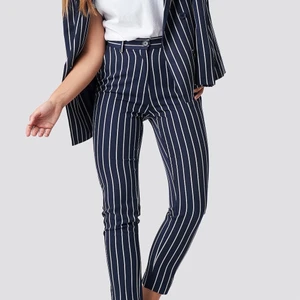 Kostymbyxor i strl 36 - Kostymbyxor i strl 36 från märket NA-KD. Endast använda 1-2 gånger. Säljs för 100kr plus frakt 