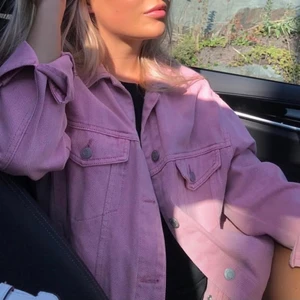 Rosa jeansjacka!  - OBS lånad bild! Säljer denna slutsålda underbara rosa jeansjacka i nyskick som är i smått oversized modell från Vero Moda. Perfekt till sommaren 💓 BUDA! Möts upp i Sthlm eller fraktar spårbart (fraktkostnad 66kr). Tveka inte att skriva för fler bilder m.m! Högsta bud atm: 190kr⚡️budgivningen avslutas tisdag kväll!