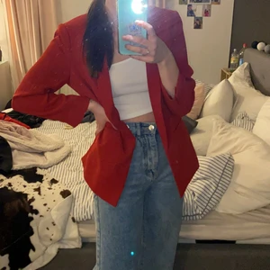 Röd kavaj  - säljer även denna röda kavajen då den inte heller har användes mycket! 💖