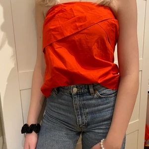 Festtopp röd❤️💗💗 - Superfint topp använd få gånger, rödare i verkligheten. Str XS men är mer som en str S💗💗💗💖💖 Priset är exkl frakt.