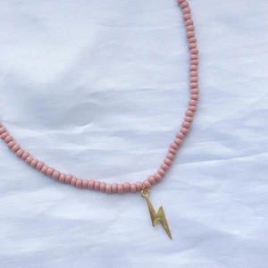 Pärlhalsband  - Pärlhalsband med guldig blixt🤩⚡️Perfekt till sommaren när man är brun!   Halsbandet är gjort med hållbar tjock elastisk tråd🤍  🤍 79 kr  🤍 frakt på 15 kr tillkommer   Kontakta mig vid frågor eller köp! 🥰