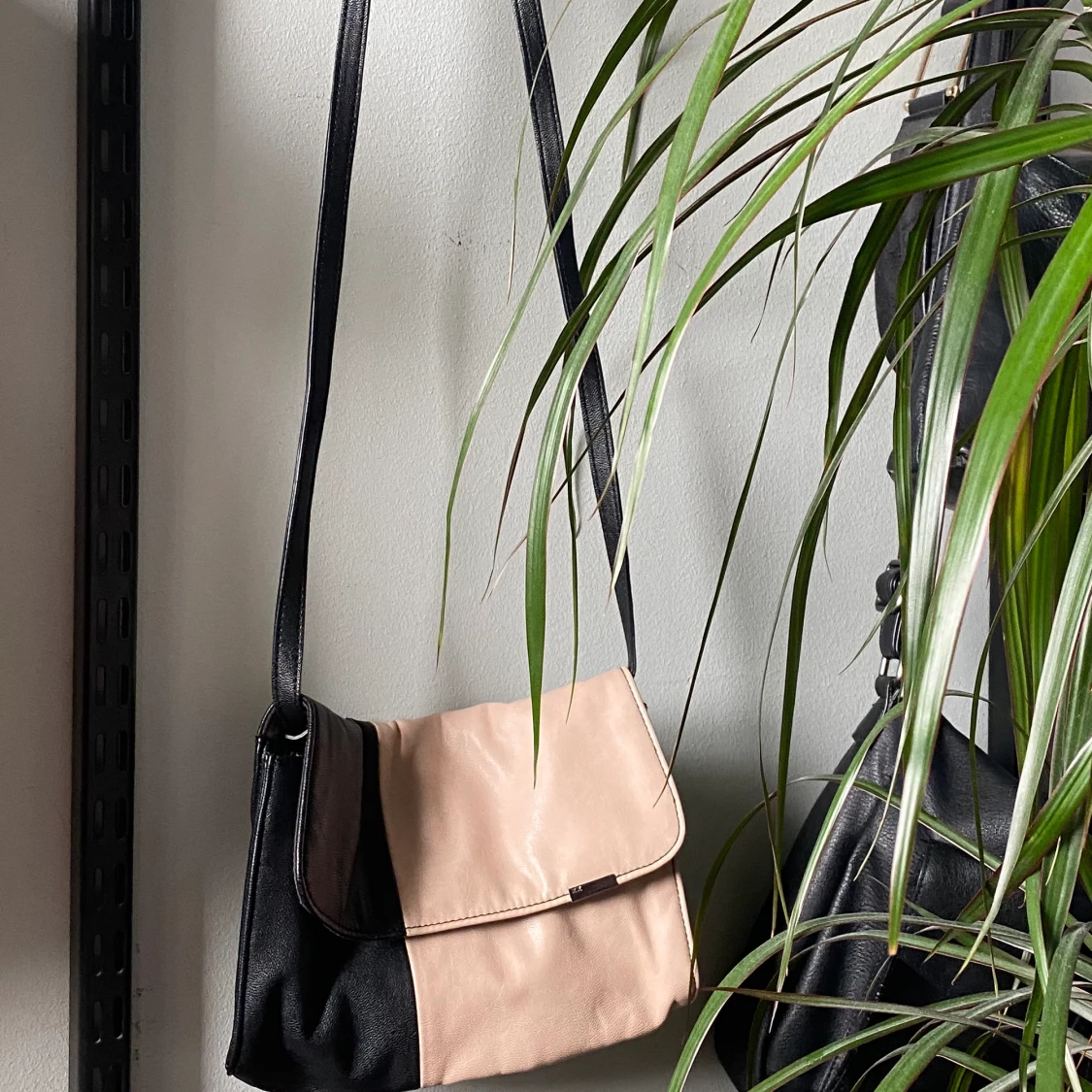 Liten axelrämsväska 