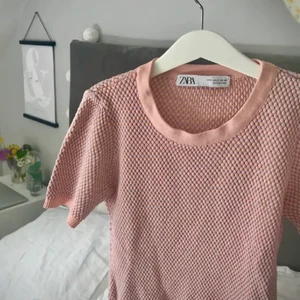 Zara tröja/topp - !!KÖP DIREKT FÖR 350!!                                                  Såå fin zara tröja! Den är storlek M, men skulle säga att den sitter som en S. Väldigt bra skick. (Första bilden lånad) Säljer endast vid bra bud! Man måste kunna betala det man budar. Buda i kommentarerna eller privat!                                                                   Högsta bud: 280                                                                         (Säljer en likadan vit i ett annat inlägg, fast med långa armar)