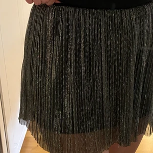 Glitterkjol  - Hej! Säljer min glitter kjol från Lindex i Storleken 146/152. Köpt för 2 årsedan och passar mig som har S eller M i kjolar. Säljer den för 80 kr och frakt diskuteras vid intresse. 🖤🙌🏻⭐️