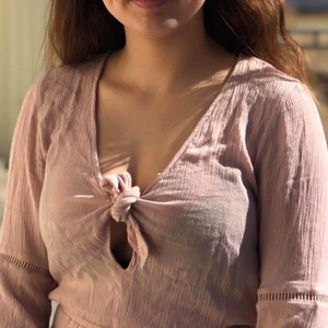 Turkosrosa body från HM.  - Bra skick och använd några gånger. Sitter fint och är i stl 32. Säljer för den är för liten!