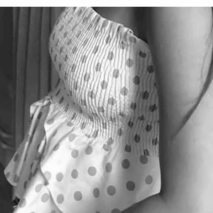 Topp - Säljer denna super snygga topp från zara! Super fin nu till sommaren!!☀️☀️  Är de mågna intresserade blir de budgivning! 