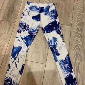 Stronger tights - Hej säljer nu mina fina Stronger tights då jag Tyvär inte kan ha de. De är i storlek M och är nästan helt oanvända. 