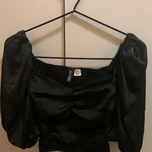 Satin topp - Jätte söt satin topp ifrån hm som har reglerbara ärmar och resår vid bysten🖤