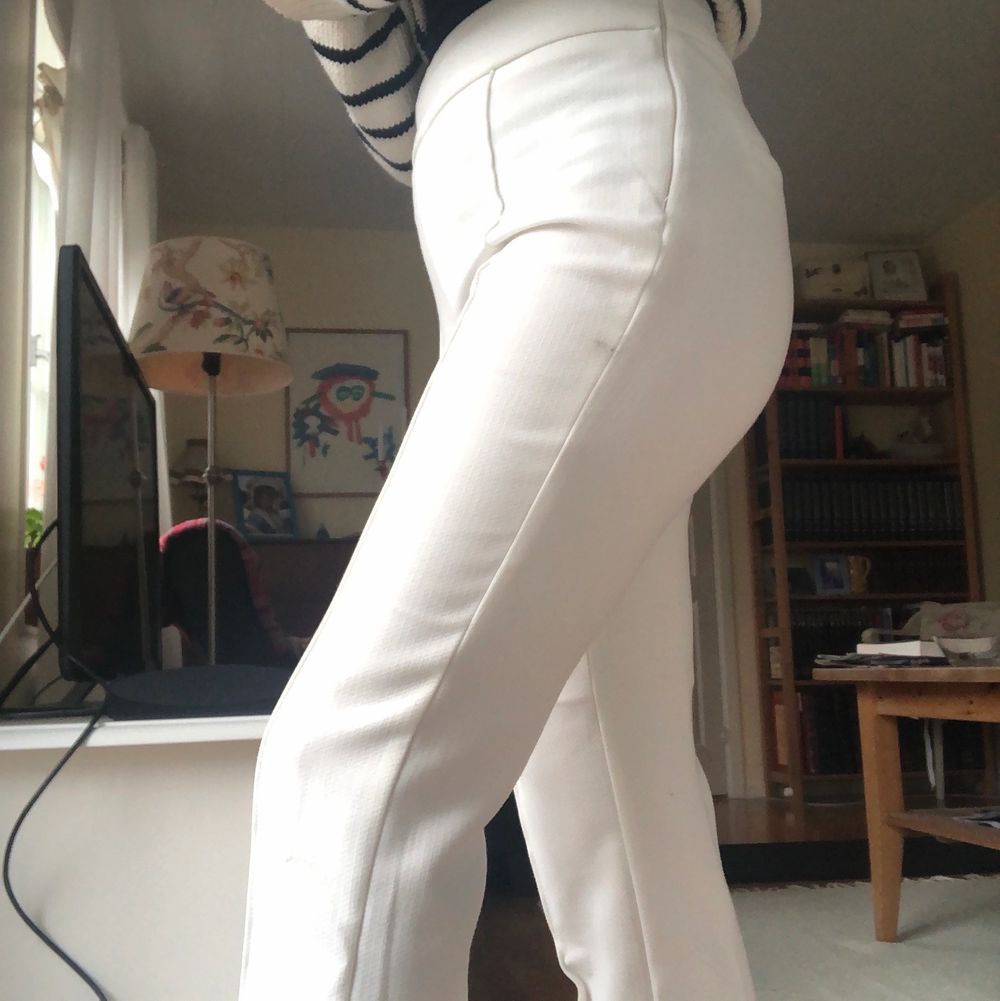 Vita mjuka kostymbyxor från HM, endast använda ett par ggr. . Jeans & Byxor.