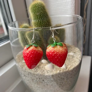 Jordgubbar örhängen - 🍓