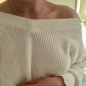 Stickad off shoulder-tröja - En vit stickad tröja i off shoulder-modell från Gina tricot. Storlek S, men passar också M beroende på hur man vill att den ska sitta🥰 Skönt material och bra skick!