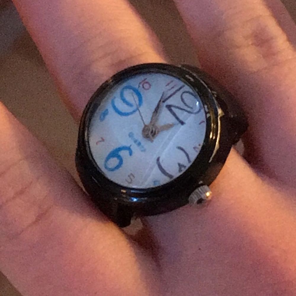 !INTRESSEKOLL! En så kallad ”klockring” som var populär på 90-talet! En riktig klocka som kan visa tid. Denna ringen köptes dock på 90-talet och fungerar därför inte. Om man vill att klockan ska fungera så kan man lämna in den hos en urmakare. Jag vill bara se om det finns intresse för denna, lägg bud i kommentera isf! Utropspriset börjar på 10kr. . Accessoarer.