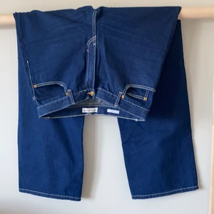 Byxor  - Snygga byxor med ljusa sömmar! För små för mig. High waist och straight leg! Små i storleken så de sitter som en 38/M