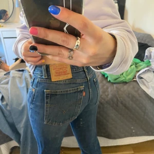 Lowwaisted levis - Lowwaisted mörka Levis jeans i flaire/Bootcut. Passar perfekt till att klä sig uppklätt eller nerklätt. 