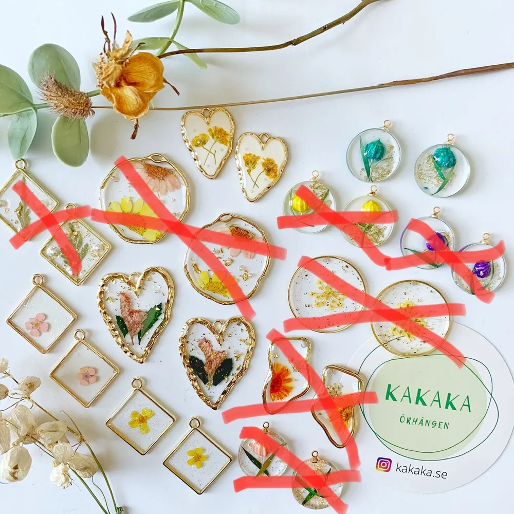 handgjorda torkade blommorörhängen i nyskick, oanvända, 70kr/par inklusive frakt, när du köper mer än ett par får du rabatt :) ‼️ 🚀följ min Instagram för 2kr rabatt 🎉 @kakaka.se . Accessoarer.