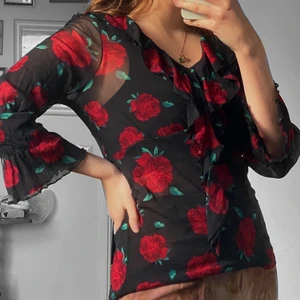 Blus - Söt blus med rosor på, tre kvarts ärm❤️